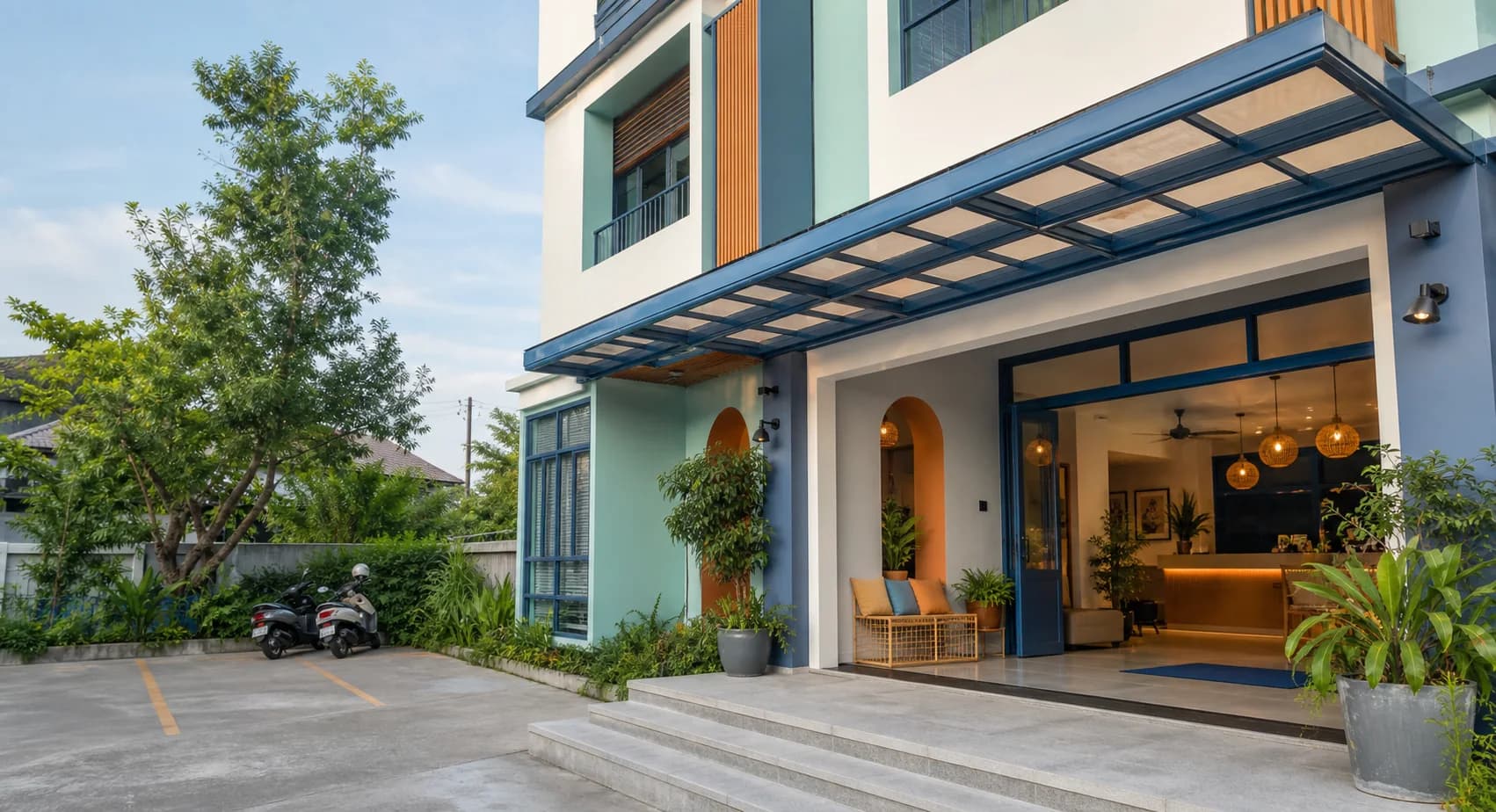 ด้านหน้าอาคาร Mellow Town Hotel และทางเข้าที่พัก