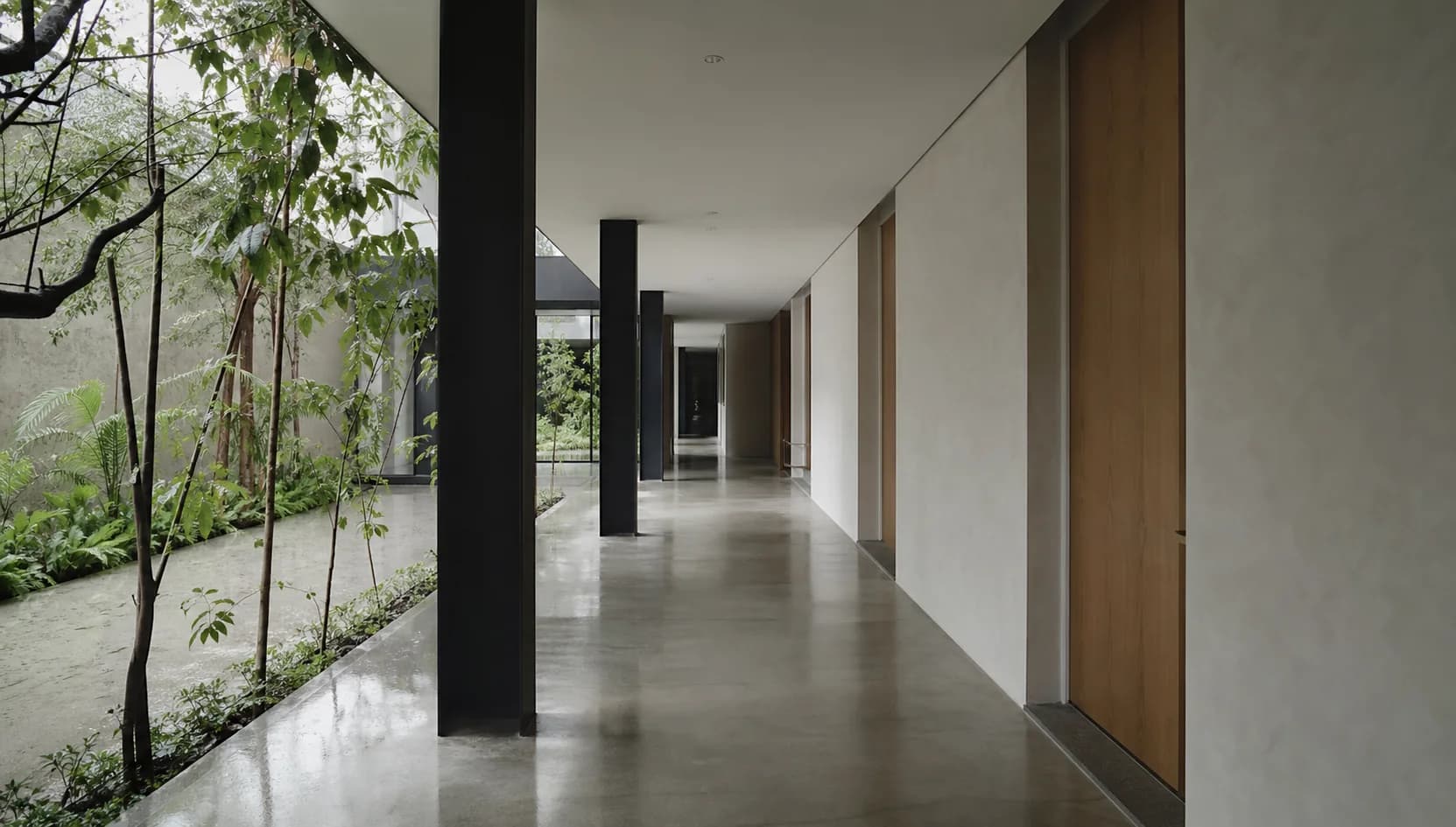 ทางเดินยาวข้างสวนภายในโรงแรมในวันที่แสงนุ่ม